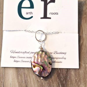 Minimalist abalone shell pendant necklace//abalone necklace//abalone//abalone beads//abalone shell//shell necklace//abalone pendant