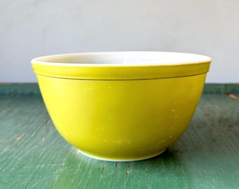 Vintage Pyrex Verde Green 1.5qt 402 Milk Glass Mixing Bowl