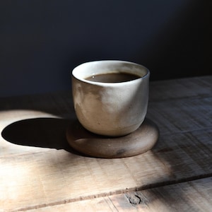 Handgemaakte koffiemok met schotelset, Wabi Sabi-kop van aardewerk, stevige keramische koffieset, ideaal cadeau voor koffieliefhebber