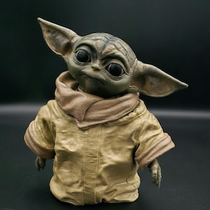 Star Wars: The Mandalorian - Grogu Pose 1