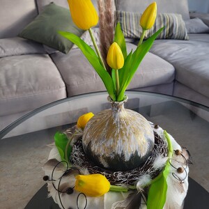 Osterkranz Ostergesteck Tischkranz Tischgesteck Ostern Gelb Tulpen Vase künstliche Dekoration Tisch Vintage Landhausstil Boho Dekoration