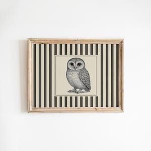 Sowa Vintage Print – gotycka sztuka ścienna w paski z grawerowanym ptakiem