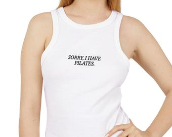 Tut mir leid, ich habe Pilates-Kleidung, Pilates-Mikro-Tanktop, Racerback-Tanktop, Damen-Crop-Top, Pilates-Athleisure und Pilates-Geschenkartikel für Sie.