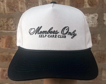 Self Care Club Hat – Nur für Mitglieder | Schwarze Trucker Cap | Gestickte Schreibschrift | Wellness-Lifestyle-Hut | Pilates-Hut