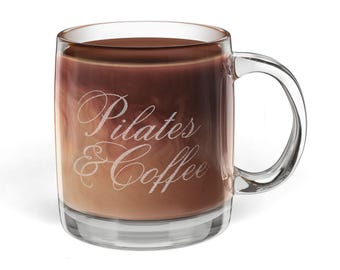 Pilates y café / Taza de café / Taza de vidrio grabada / Regalo para instructora de pilates / Regalo para amante del pilates / Regalo fitness / Regalo de bienestar para ella