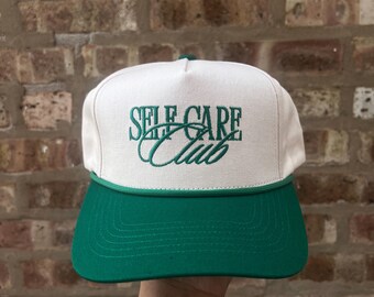 Self Care Club Trucker Hat – Geborduurde jagersgroene hoed, baseballpet voor wellness-levensstijl, retro Y2K-esthetiek, pilatescadeau, Lagree-cadeau
