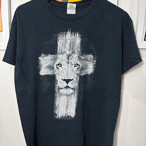 Vintage 00s Lion Shirt size M