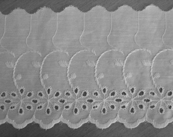 Wide eyelet trim Clearance