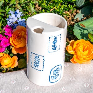 Tazza da viaggio con fiori, tazza in ceramica fatta a mano, bicchiere in ceramica da asporto, tazza da sorseggiare dipinta a mano, tazza da caffè floreale, regalo di compleanno per lei