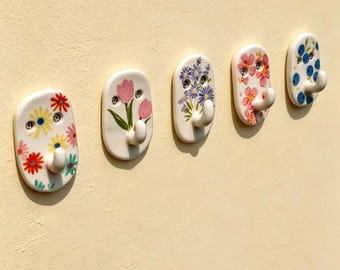 Gancho de pared de cerámica hecho a mano con tornillos/adhesivo, llavero floral, organizador de entrada, gancho colgante en tonos pastel, regalo de inauguración de casa