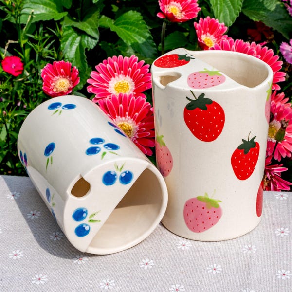 Erdbeer-/Blaubeer-Reisebecher, handgefertigter Keramikbecher, Trinkbecher aus Keramik, handbemalter Trinkbecher, Kaffeetasse, Trinkbecher, Geburtstagsgeschenk für sie