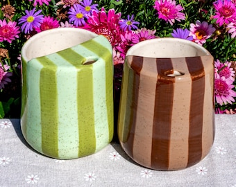 Gobelet de voyage rayé, gobelet en céramique à emporter, tasse en céramique artisanale, tasse à siroter peinte à la main, tasse à café de voyage, cadeau unique pour elle