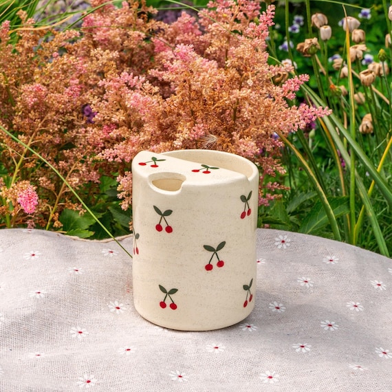 Kirschroter Reisebecher, handgefertigter Keramikbecher, Trinkbecher aus Keramik, handbemalter Trinkbecher, Kaffeetasse, Trinkbecher – das perfekte Muttertagsgeschenk für Sie