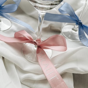 Sitzplatz Hochzeit Band, Schleife am Glas, Platzkarte, personalisiert, für Feiern, Hochzeitstrend 2025, rosa, blau, Satinband, Baby Shower