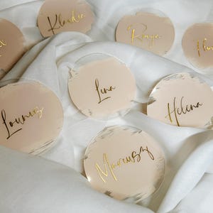 Acryl Platzkarten personalisiert – Namensschilder Hochzeit Gold – Tischkarten Acryl rund – moderne Platzkarte mit Name – Hochzeit Deko Gäste