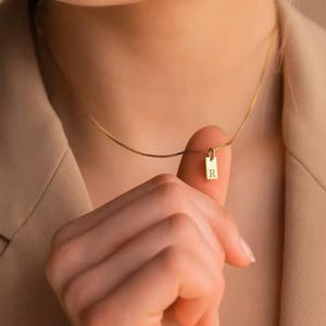 Colgante de letra, collar con inicial minimalista, regalo delicado.