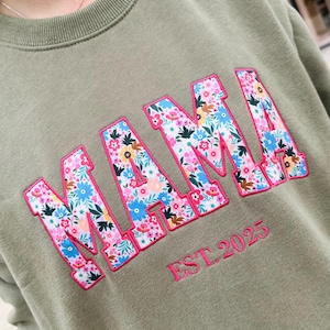 Custom Embroidered Mama Sweatshirt with Kids&#39; Names, Floral Applique Mom Sweater, New Mom Gift, Baby Announcement, Mother&#39;s Day Gift