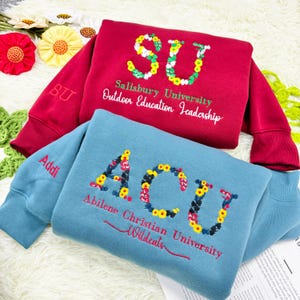 Sudadera universitaria bordada personalizada, cuello redondo con letras florales bordadas, camiseta universitaria de secundaria, regalo de graduación para un amigo