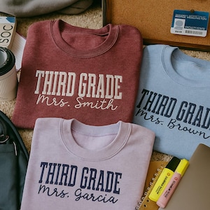 Sudadera bordada para maestra de tercer grado, camiseta personalizada con nombre de maestra, regalo para el primer día de clases, camiseta de regreso a clases, camiseta para maestra de tercer grado