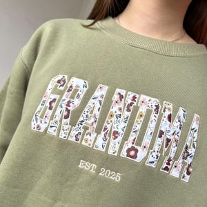 Sudadera bordada para abuela con nombre en la manga, sudadera con apliques florales para abuela, sudadera personalizada para nana, regalos para abuelas primerizas, sudaderas Mimi