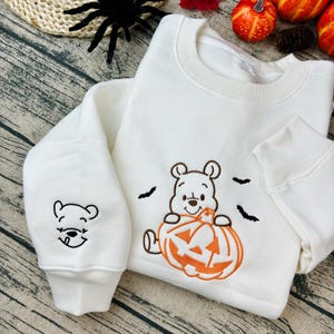 Winnie Pooh Halloween Besticktes Sweatshirt, Pumpkin Pooh Bär Rundhalsausschnitt, Disney Halloween Shirt, Gruseliger Herbst, Herbst Disney