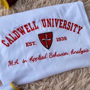 Sweat-shirt universitaire personnalisé, Pull universitaire brodé, Cadeau esprit d&#39;école, Cadeau de remise des diplômes, Pour étudiants, Lycée, Chemise d&#39;anciens élèves