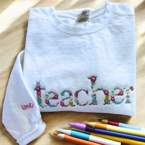 Sudadera con bordado floral personalizado para maestros con nombre en la manga, camiseta "Maestro Orgulloso", regalo personalizado para maestros, regalo para maestros nuevos