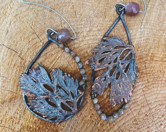 peachyCILANTRO - Feuilles de coriandre électroformées en cuivre avec pierres de lune à la pêche OOAK Boho Botanical Ethereal Herbal Statement Boucles d’oreilles