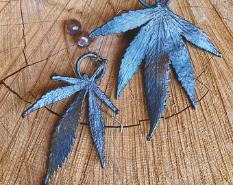 maryJANE - Feuilles de marijuana en cuivre avec pierre de lune de pêche OOAK Boho Botanical Statement Boucles d’oreilles