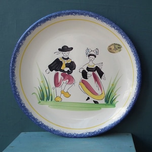 Vintage handgeschilderd Frans aardewerk bord Faience Regionale Fait Hoofdpaar danst in traditionele klederdracht gemaakt in Frankrijk Bretagne?