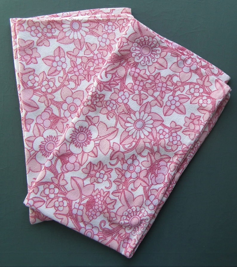 Pair of vintage 1960s 1970s pillowcases / pillow slips brushed cotton pink and white floral design pink flowers 60s 70s bed linen image 1