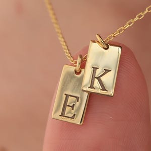 Initial Tag Necklace – Personalized Vertical Bar Pendant – Dainty Custom Letter Necklace – Gift for Her – Minimalist Gold Jewelry