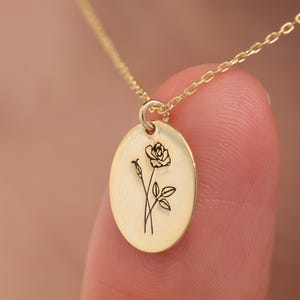 Custom Birth Flower Disc Necklace –Personalized  Engraved Floral Pendant, Birth Month Jewelry Gift for Mom, Daughter, Best Friend, Christmas