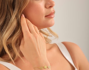 Angel Wings Flower Bracelet, Minimal Gold Bracelet, Symbolic Jewelry, Gift for Mom, Meaningful Everyday Bracelet