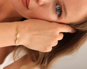 Angel Wings Flower Bracelet, Minimal Gold Bracelet, Symbolic Jewelry, Gift for Mom, Meaningful Everyday Bracelet