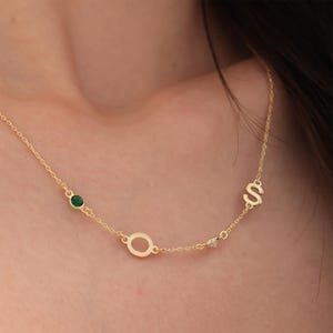 Collar con piedra de nacimiento e inicial / Joyas personalizadas para mamá, abuela o esposa / Plata 925 o chapado en oro de 14 quilates / Regalo de cumpleaños perfecto Esmeralda