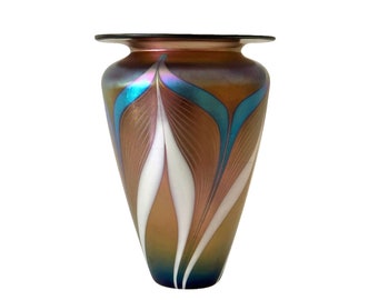 Stuart Abelman Iridescent Art Glass Vase Pulled Feather Design Signed & Dated 1980