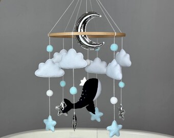 Móvil de cuna de ballena para niño, decoración oceánica para la habitación del bebé. Móvil de cuna de fieltro con ballena colgante. Móvil náutico costero para baby shower con temática oceánica.