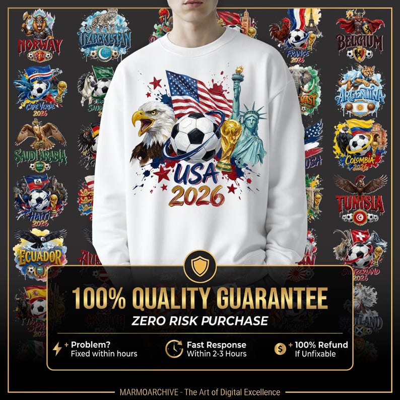 Op de afbeelding: Wit sweatshirt met een grafisch ontwerp met de Amerikaanse vlag, een adelaar, een voetbal, het Vrijheidsbeeld en een trofee. De tekst "USA 2026" is prominent aanwezig. Omringd door afbeeldingen van voetballen en vlaggen.