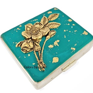 Art Nouveau bloemen pillendoos met 8 overdekte compartimenten ingelegd in handgeschilderd groenblauw en goud email met personaliseren en kleuropties