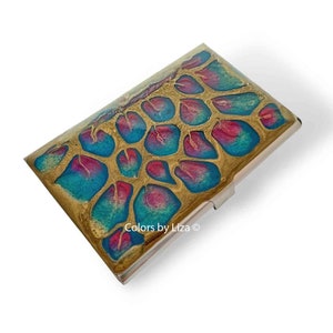Estojo para cartão de visita inspirado no pavão em esmalte pintado à mão fúcsia turquesa e dourado com opções de cores personalizadas
