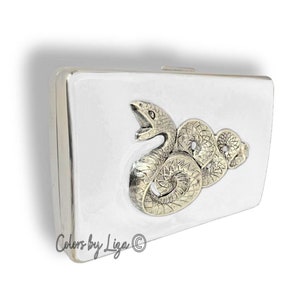 Caja de cigarrillos de serpiente plateada antigua con incrustaciones en diseño Art Deco de billetera de metal esmaltado blanco pintado a mano con opciones personalizadas y de color