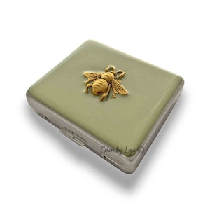 Boîte à pilules hebdomadaire or abeille avec 8 compartiments incrustés en émail taupe peint à la main d'inspiration Art nouveau personnalisation et options de couleurs personnalisées