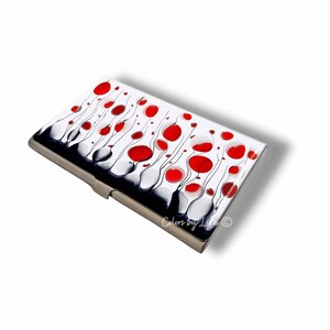 Estuche para tarjetas de presentación Blossom en esmalte pintado a mano en blanco y negro con flores rojas. Opciones de colores personalizados y personalizados disponibles