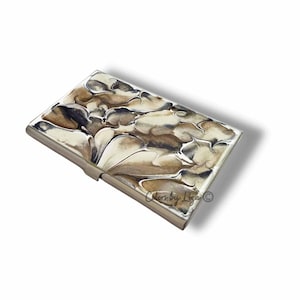 Schwarz Taupe und Weiß Quarz inspiriert Visitenkartenetui Hand bemalt Emaille Metall Brieftasche Personalisierte und Farboptionen