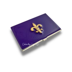 Antikes Gold Fleur de Lys Eingelegt in Hand bemalt Lila Emaille Art-Deco-Design Vintage-Stil mit personalisierten und Farboptionen
