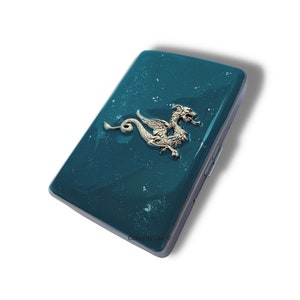 Estuche para cigarrillos con forma de dragón con incrustaciones de esmalte plateado y verde azulado pintado a mano, diseño medieval, con opciones de color y personalización
