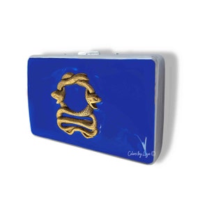 Estojo de cigarro de cobra embrulhado incrustado em carteira de metal esmaltado cobalto pintado à mão Design de serpente Art Déco com opções personalizadas e de cores