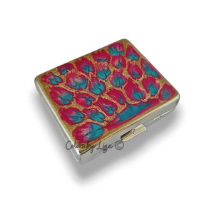 Pilulier hebdomadaire design paon avec 8 compartiments quotidiens en fuchsia peint à la main et émail turquoise peint à la main et option de couleur