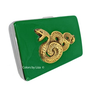 Estojo de cigarro de cobra incrustado à mão, carteira de metal esmaltado verde pintado à mão, design de serpente Art Déco com gravura personalizada e opções de cores